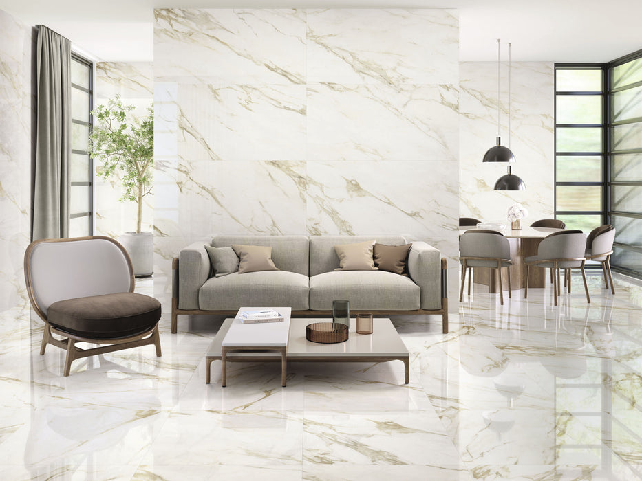 Baldocer Cerámica Adaggio 'Adaggio Gold', witte marmerlook wand en vloer met goudbeige adering in een woonkamer met bank