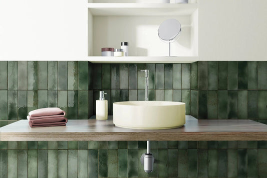 Estudio Cerámico Amazonia 'Jade', donkergroene wandtegels rond een houten wastafelblad met crème waskom en handdoeken