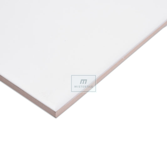 Tebe Blanco 'Wit', detail van de hoek en de dikte van de witte matte wandtegel