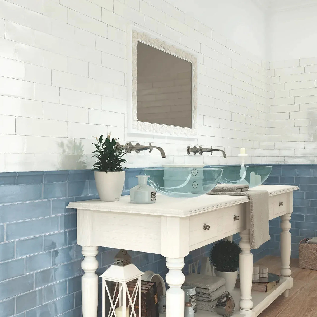 Estudio Cerámico Camden 'White', witte glanzende wandtegels 7,5x30cm boven blauwe tegels in een badkamer met waskommen