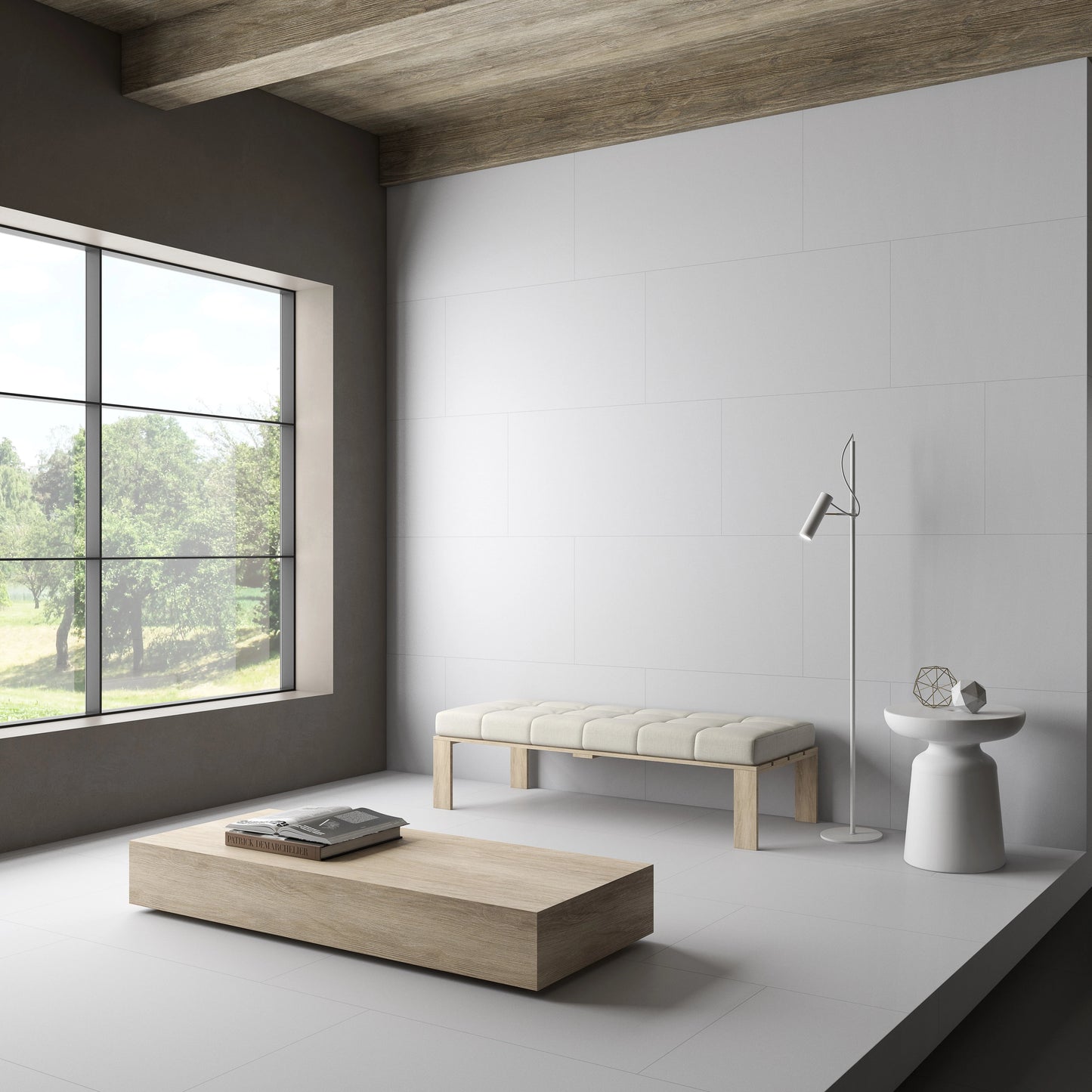Argenta Cerámica Carpenter 'Pearl', lichtgrijze wand- en vloertegels in een woonkamer met houten balkenplafond en lage bank