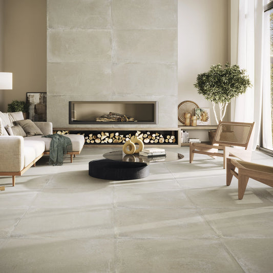 Argenta Cerámica Davenport 'Beige', vloertegels 90x90 in een lichte woonkamer met open haard, haardwand in 75x150