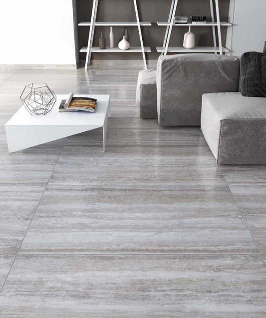 Tuscania Dolomia Stone 'Grey Vein', grijze travertijnlook vloertegels met fijne nerf in een woonkamer met witte salontafel