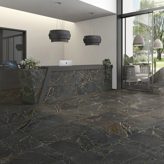 La Platera Dusk 'Black', zwarte marmerlook vloertegels 60x120cm in een lobby met marmeren balie en glazen pui