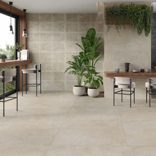 STN Cerámica Feroe 'Greige', beige vloertegels 100x100 in een restaurant met houten bar, decorwand en donkere wand