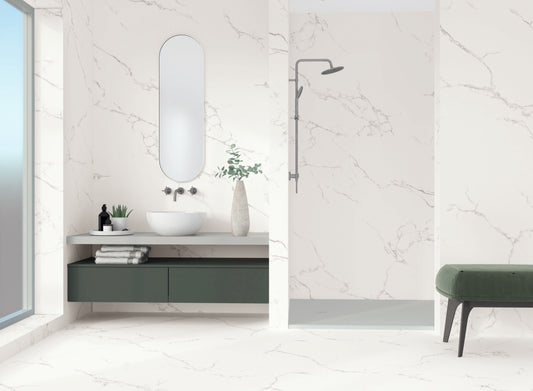 Azulejos Benadresa Finezza 'Bianco Natural', witte marmerlook wandtegels in een badkamer met waskom en inloopdouche