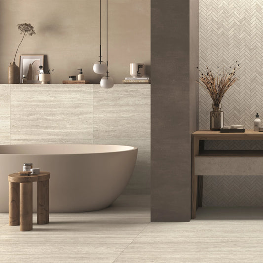 Castelvetro Firenze 'Greige', badkamer met vrijstaand bad, wand 60x90, Spina-visgraatmozaïek en vloer 60x120