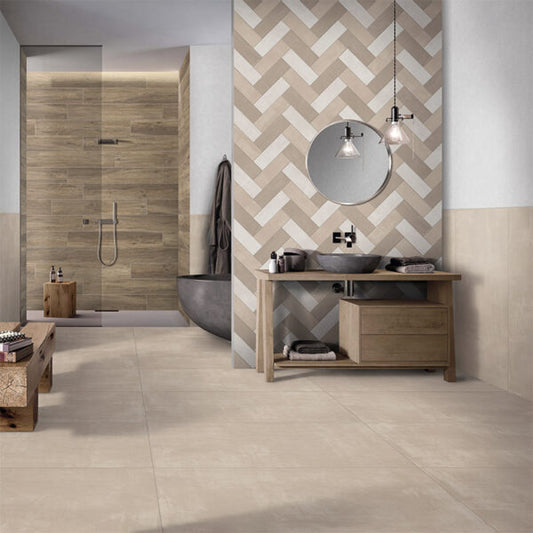 Ceramica Valsecchia Galaxy 'Taupe', beige betonlook vloertegels in een badkamer met een visgraat wandvlak en doucheruimte