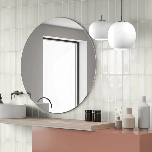 Estudio Cerámico Ghent 'White', witte glanzende wandtegels in een badkamer met ronde spiegel en terracotta wastafelmeubel