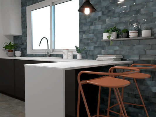 Estudio Cerámico Hackney 'Dark Blue', donkerblauwe wandtegels in halfsteensverband in een keuken met wit kookeiland