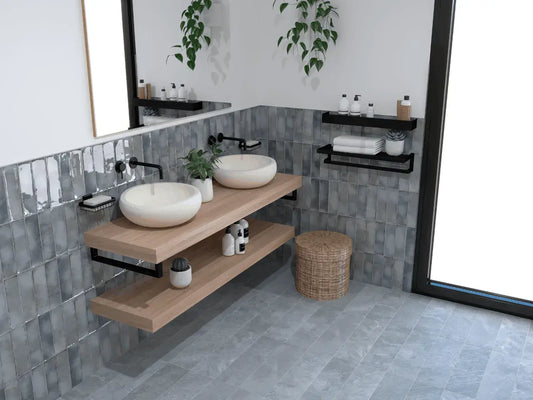 Estudio Cerámico Hackney 'Grey', grijze wandtegels verticaal gezet in een badkamer met dubbele waskom op een houten plank