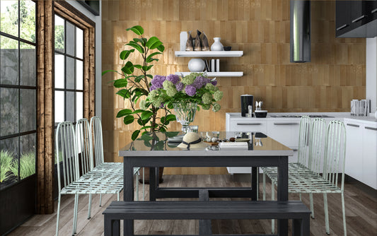 Keradom Home 'Curry', okergele Brick wandtegels als achterwand in een keuken met eettafel en hortensia's