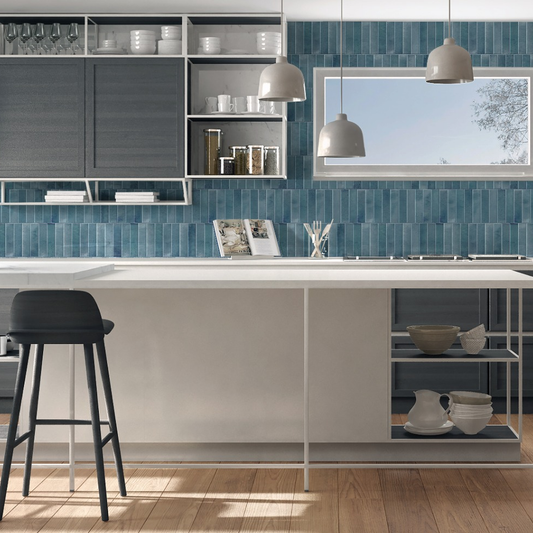 Keradom Home 'Sky', blauwe Brick wandtegels als achterwand in een keuken met wit kookeiland en hanglampen