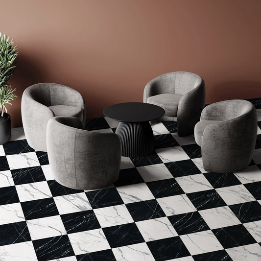 EnergieKer Imperial 'Marquina Black', dambordvloer van 30x30 met Statuario Superiore en grijze fauteuils