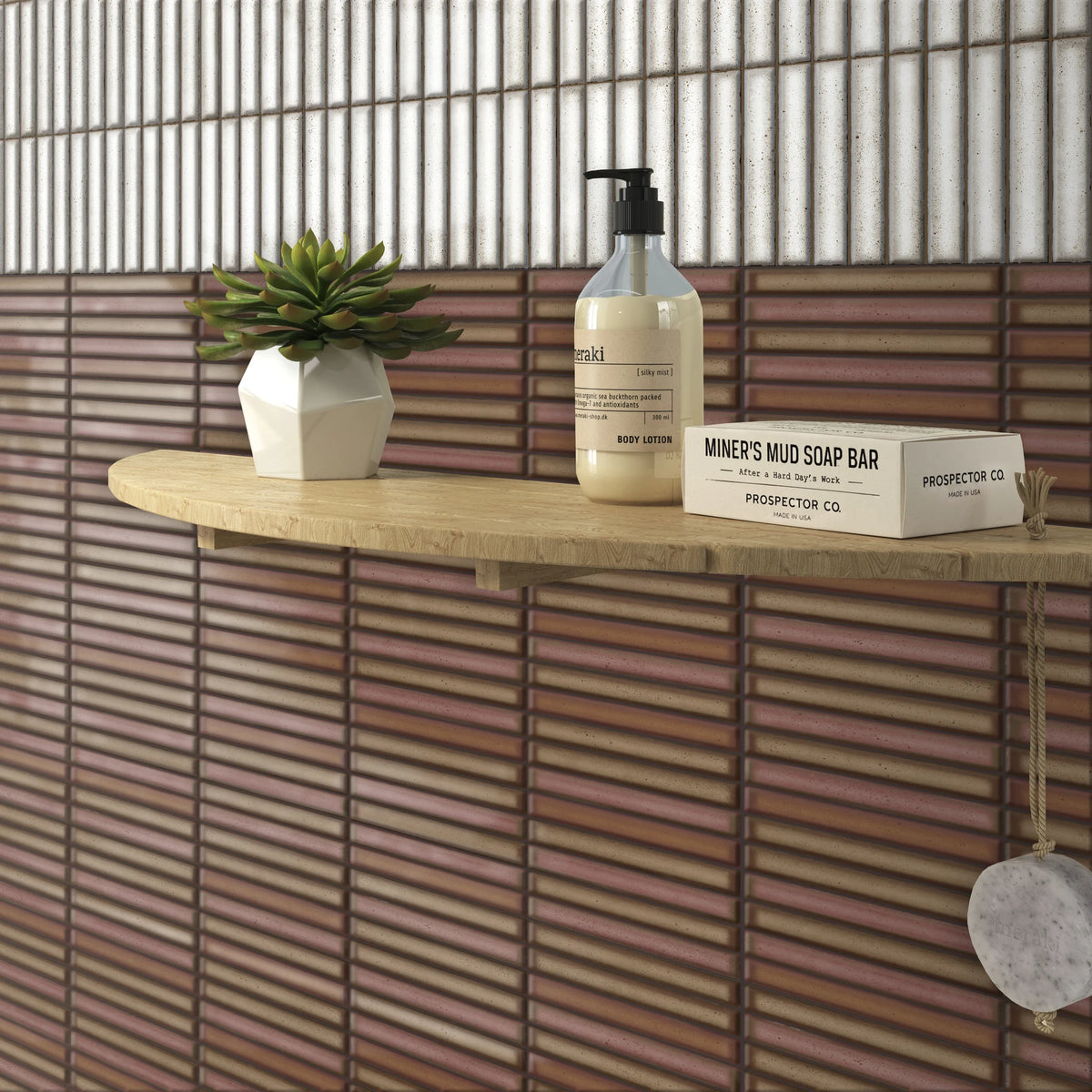 Estudio Cerámico Karatsu 'Rusty Red', rood-bruine geribbelde wandtegels onder een houten plank, erboven lichte tegels
