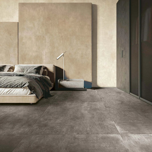 EnergieKer Loft 'Taupe', taupe wandplaten 120x280 achter het bed in een slaapkamer met antraciet vloer