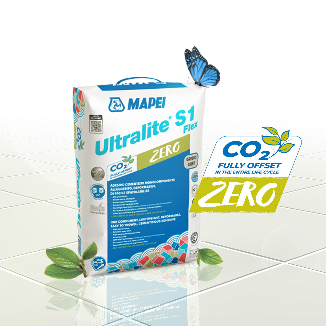 Zak Mapei Ultralite S1 Flex Zero op een witte tegelvloer met blad en het CO2 Zero-logo