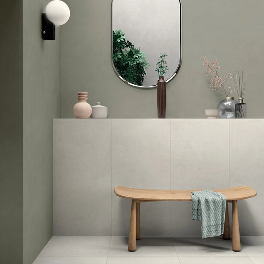 Lea Ceramiche Masterpiece 'Master White', Master White 60x120 op de wand en 60x60 op de vloer van een hal met houten bank
