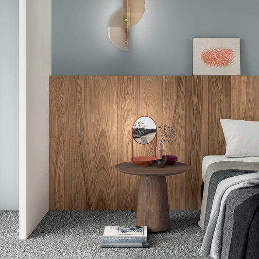 Lea Ceramiche Masterpiece 'Piece Dark', Piece Dark 60x60 op de vloer van een slaapkamer met houten wandpaneel