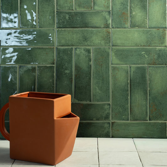 Estudio Cerámico Matcha 'Forest', mosgroene glanzende wandtegels verticaal en horizontaal gelegd met een terracotta pot