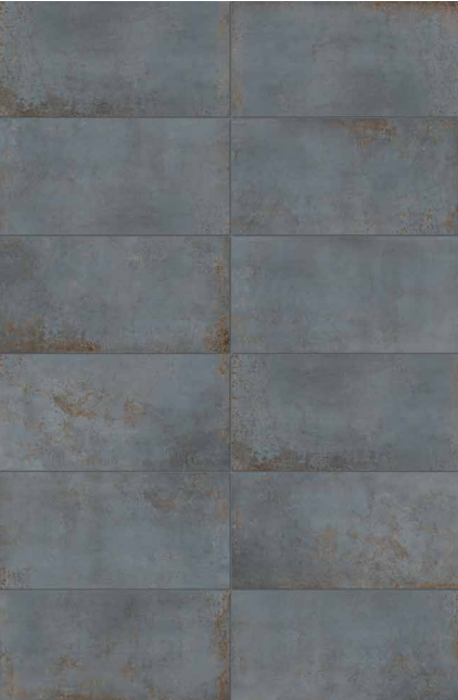 Tuscania Metropolitan 'Blue', tegelvlak van blauwgrijze tegels met betonlook en roestbruine randnuances
