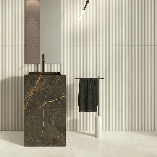 EnergieKer Miro 'Chalk Stripe', witte wandtegels met ribbelreliëf 20x120cm achter een stenen wastafel
