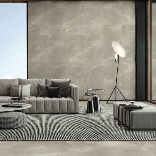 EnergieKer Native 'Grey', grijze wand- en vloertegels 60x120 in een woonkamer met bank en staande lamp
