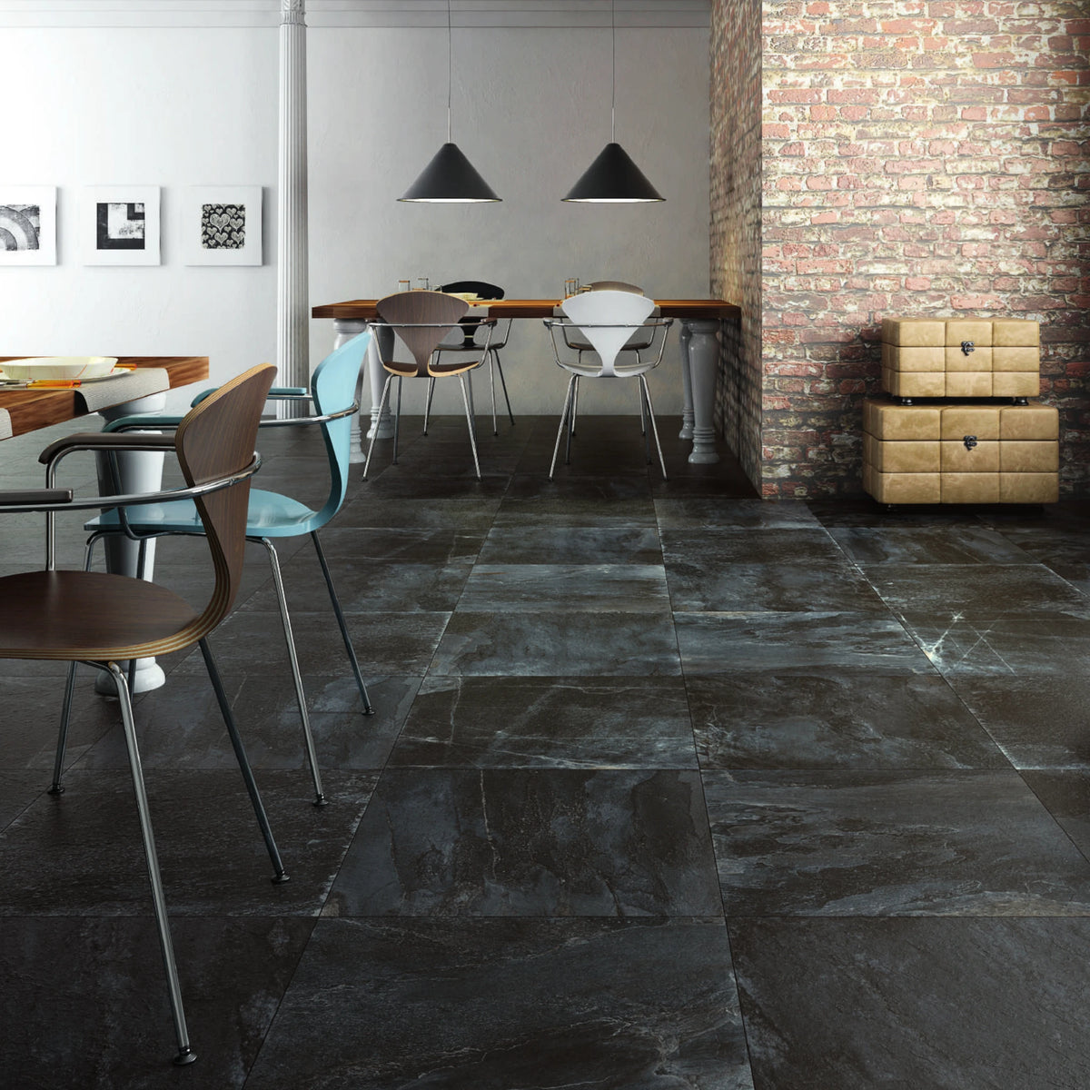 Keraben Nature 'Black', antraciet vloertegels, hier 75x75, in een eetruimte met bakstenen muur en houten tafels