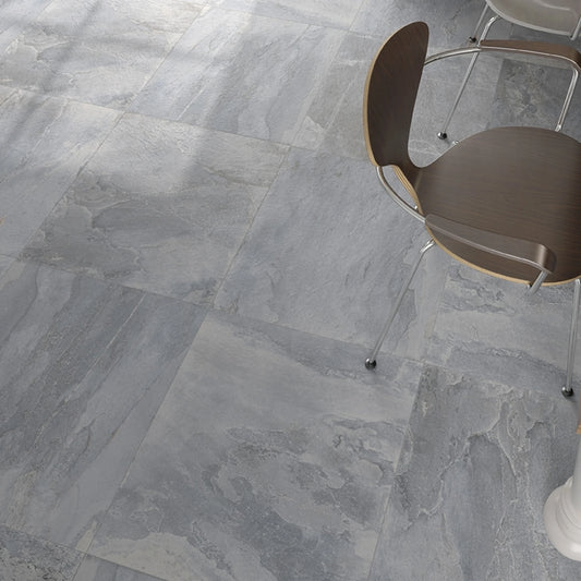 Keraben Nature 'Grey', grijze vloertegels 75x75 van bovenaf gezien met een stoel en een houten tafel