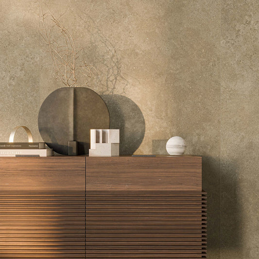 EnergieKer Nereidi 'Umber', taupe wandtegels 120x280cm achter een houten dressoir met decoratie