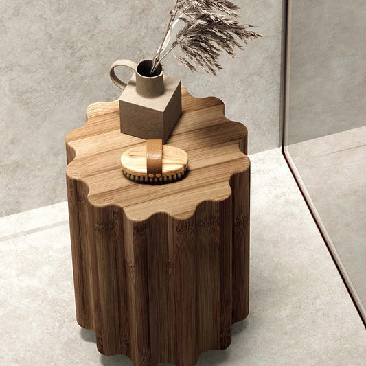 Casalgrande Padana Pietra Tiburtina 'Aventino Cross', vloer 60x60 en wand bij een inloopdouche met houten kruk