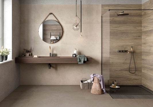 Ceramica Valsecchia Recover 'Beige', beige betonlook wand- en vloertegels in een badkamer met wastafelblad en inloopdouche
