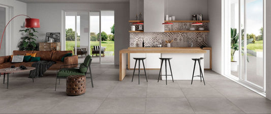 Ceramica Valsecchia Recover 'Grey', lichtgrijze betonlook vloertegels in een open woonkeuken met kookeiland en tuindeuren