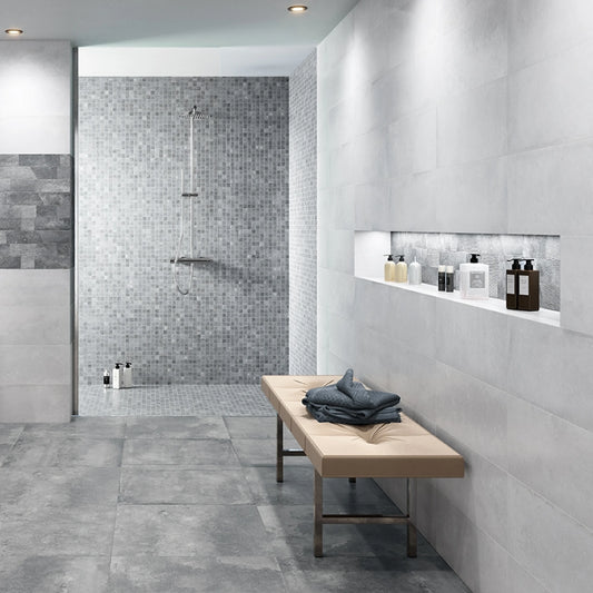 Keraben Rue de Paris 'Acero', badkamer met staalgrijze vloertegels 60x60, witte wandtegels 25x70 en mozaïek in de douche