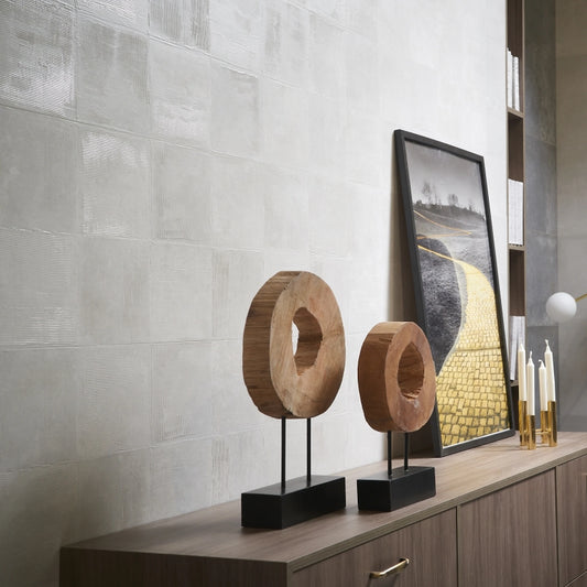 Keraben Rue de Paris 'Concept Blanco', witte wandtegels 40x120 met gestreepte vierkanten achter een houten dressoir