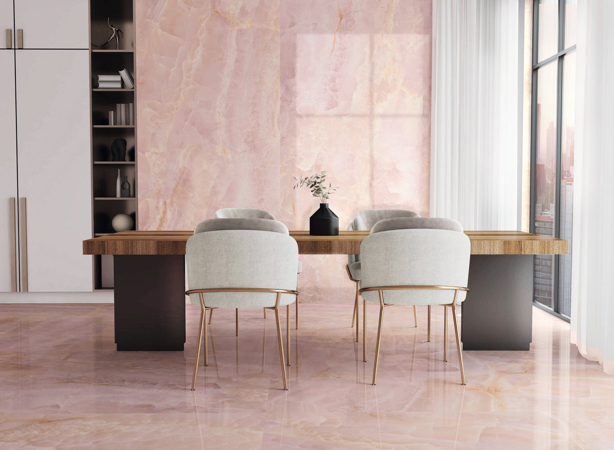 Azulejos Benadresa Saphire 'Rose', roze marmerlook wandpaneel achter een houten eettafel met witte stoelen