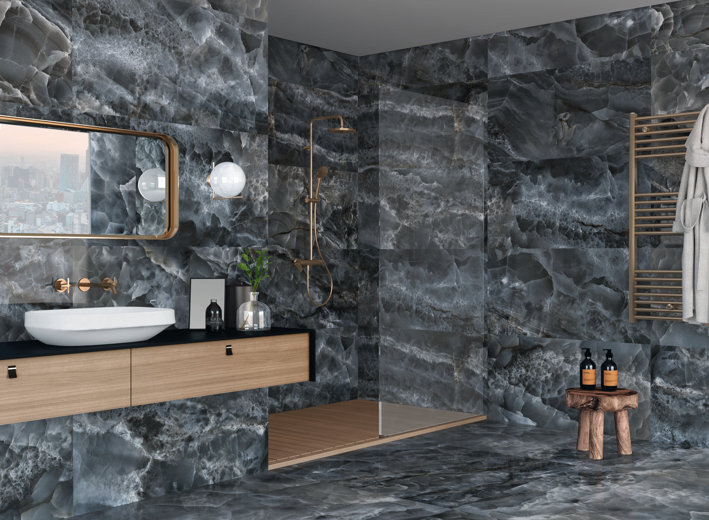 Azulejos Benadresa Saphire 'Nuit', donkergrijze marmerlook wanden en vloer in een badkamer met waskom en goudkleurige kraan