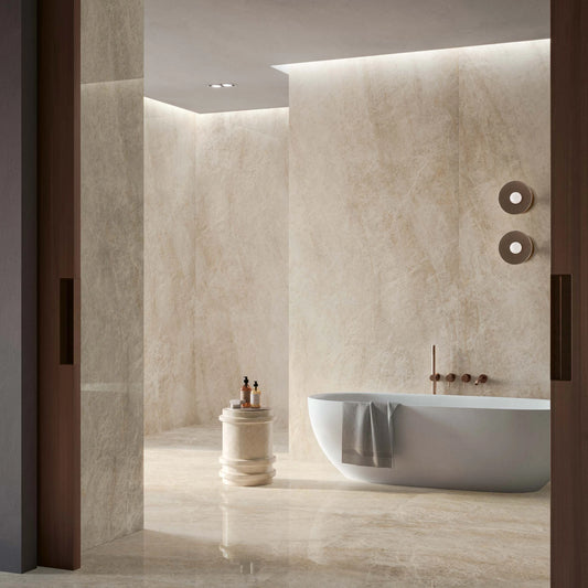 EnergieKer Taj Mahal 'Amber', badkamer met wand en vloer in beige marmerlook 120x280 en een vrijstaand bad