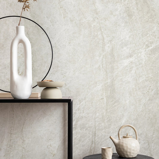 EnergieKer Taj Mahal 'Linen', woonhoek met crème marmerlook wand 120x280, witte vaas en zwart bijzettafeltje