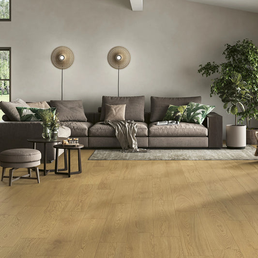 Castelvetro Unika 'Beige', woonkamer met houtlook vloer in 20x120, grijze bank en ronde wandlampen