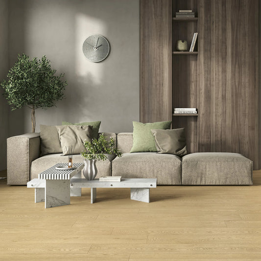 Castelvetro Unika 'Miele', woonkamer met honingkleurige houtlook vloer in 20x160, linnen bank en marmeren salontafel
