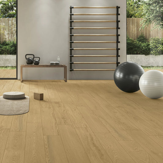 Castelvetro Unika 'Beige', sportruimte met houtlook vloer in 20x160, wandrek en fitnessballen