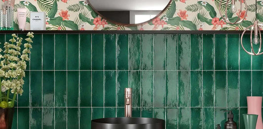 Estudio Cerámico Vermont 'Malachite Green', smaragdgroene wandtegels in staand verband achter een zwarte waskom, met behang