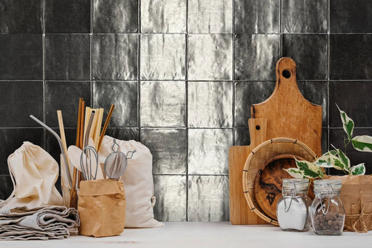 Tebe Vintage 'Silver', zilverkleurige glanzende wandtegels in een keuken met houten snijplanken en voorraadpotten