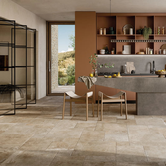 Ceramica Rondine Windsor 'Beige', beige vloertegels 60,9x60,9cm in modulair verband in een keuken met terracotta kast