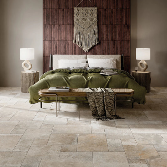 Ceramica Rondine Windsor 'Ivory', crème vloertegels 40,6x40,6cm in modulair verband in een slaapkamer met groene sprei