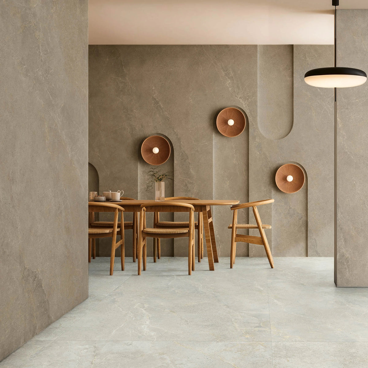EnergieKer Wonder 'Dunes', beige wandtegels 120x280cm met ronde wandlampen bij een eethoek, de vloer in Bright