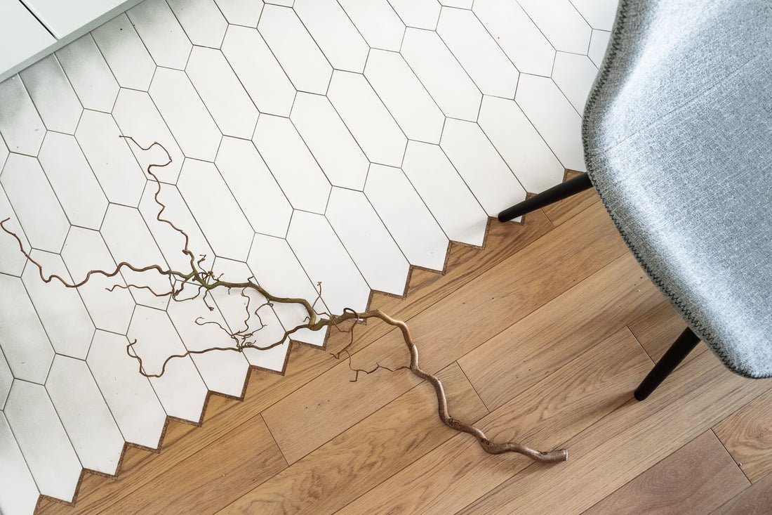 Tegels met houtnerf naast witte designtegels – MisterTile