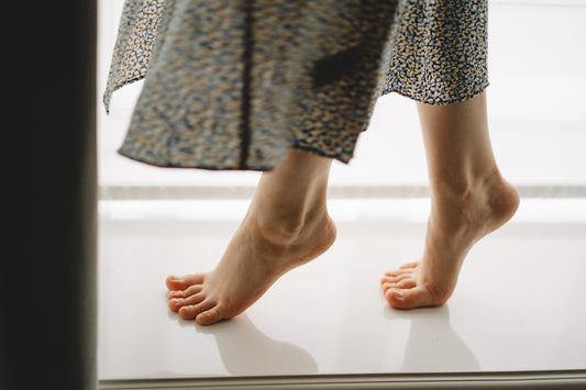 Vrouw met blote voeten op tegels, PEI-klasse uitgelegd – MisterTile