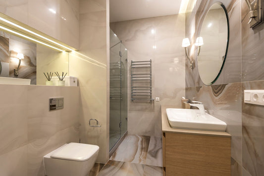 Lichte kleine badkamer met marmerlook tegels en inloopdouche – MisterTile